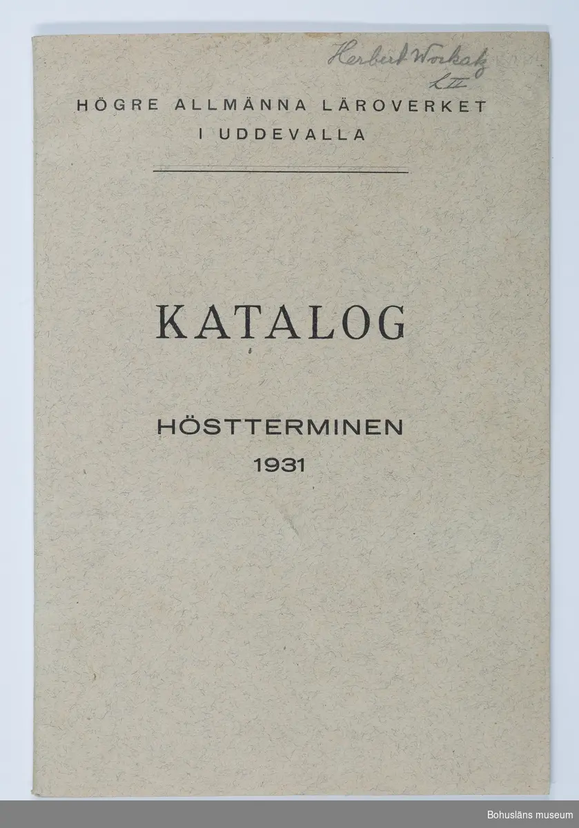 Redogörelse  för Uddevalla Högre Allmänna läroverk 1931 - 1932)
Katalogen har tillhört givarens farbror Herbert Wockatz (1913 - 1932).