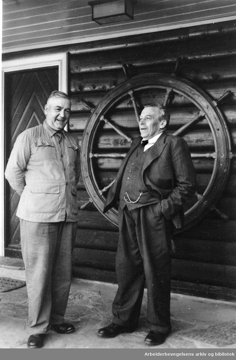 Gunnar Ousland (1877 - 1967). Pressemann, forfatter og politiker. Her med Ingvald S. Andersen (til venstre) på Leangkollen, desember 1950