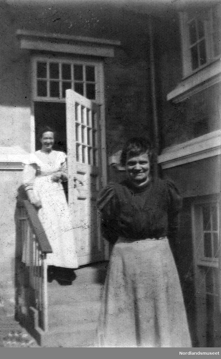 To husholdersker ved Sanderud Asyl.