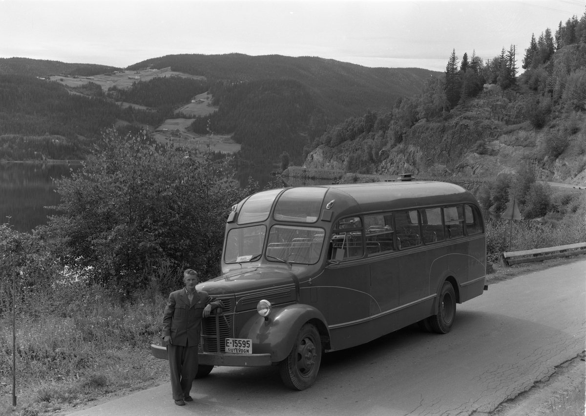 Bussen, "Veslevenus" fotografert ved krysset Fodnesvegen vest for Fagernes.
