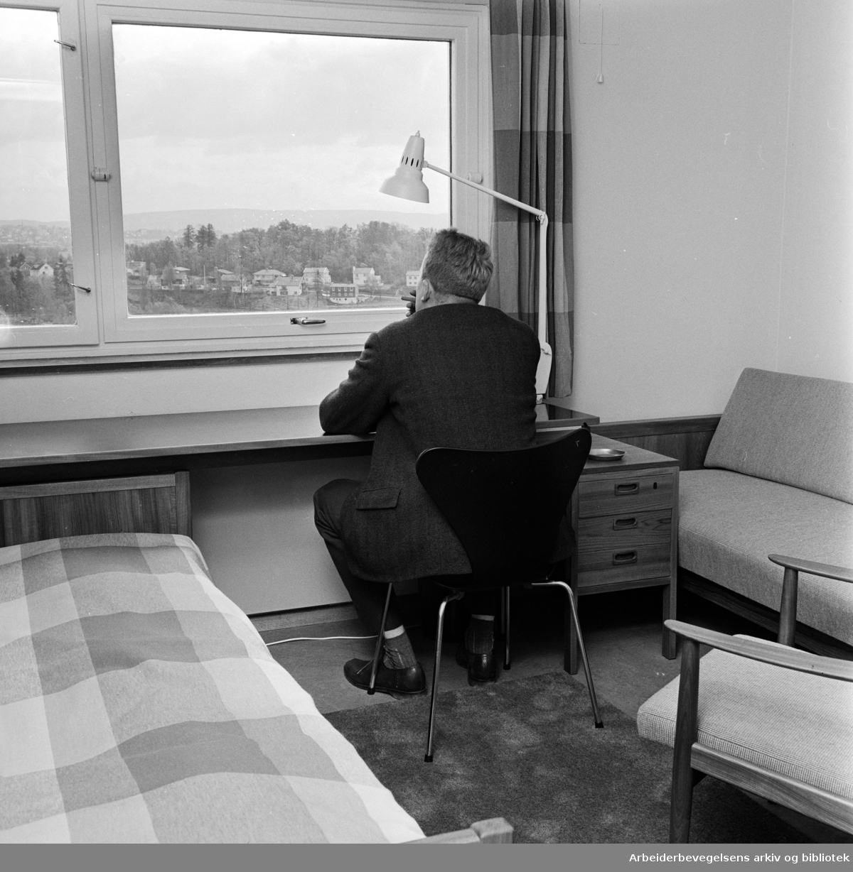 Studentbyen på Sogn. Et av rommene på det nyåpnede tårnhuset. Sommerhotellet har 1350 sengeplasser. Mai 1962
