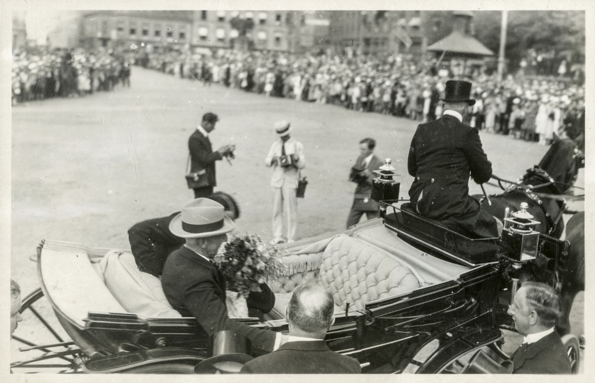 Roald Amundsen i landauer med kusk, omgitt av mange tilskuere - Roald Amundsens ankomst til Oslo med S/S "Bergensfjord" efter "Norge"s færden over Polen - 16. juli 1926.
