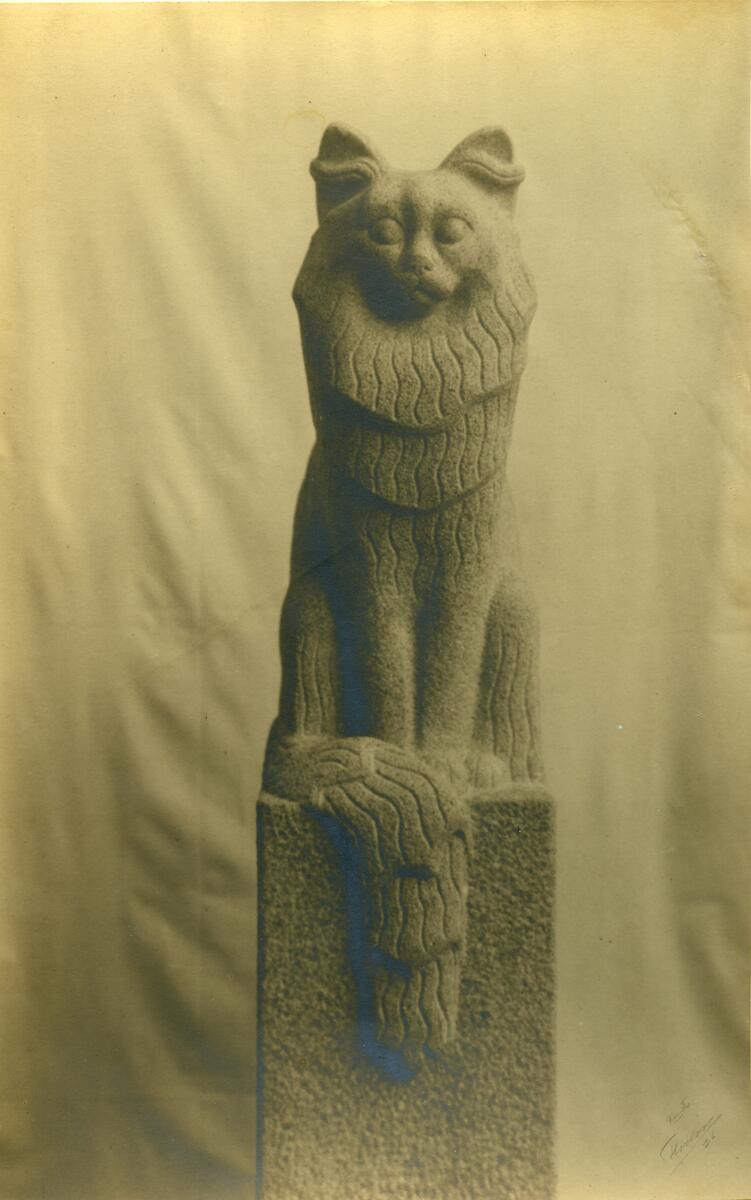 Fotografi av Ellen von Hallwyls kattskulptur Muramaris
Nyreg 20130828 EER