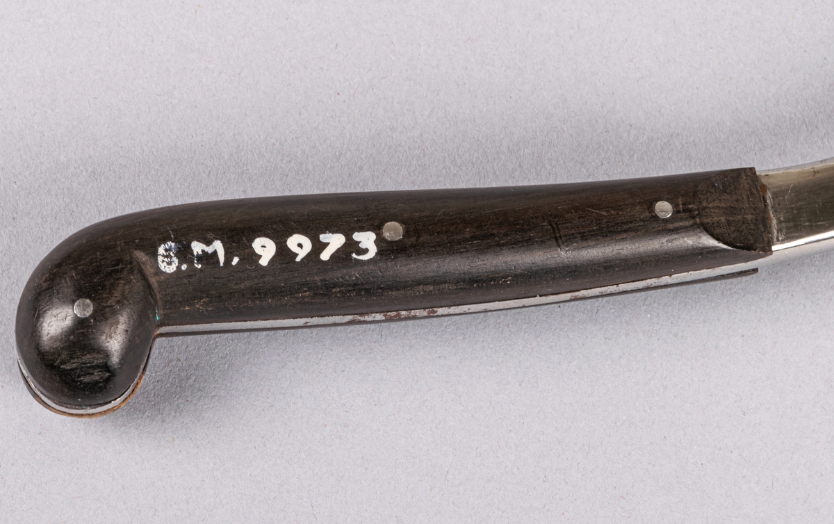 Förlossningsinstrument, med hake av stål och med trähandtag. Märkt G.L. JACOBY.