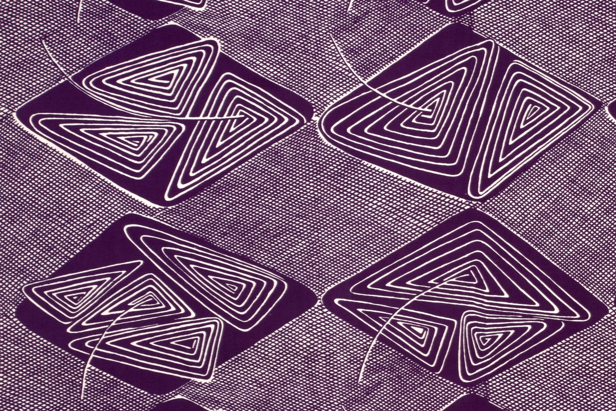 Håndtrykket mønster på vevd, hvit bomull. Lilla mønster av spiraliserende trekanter plassert inni romber; tette striper i "bakgrunnen".

Designet har hummer 8887 hos produsent.