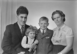 Hans og Thora Reinåmo med barn