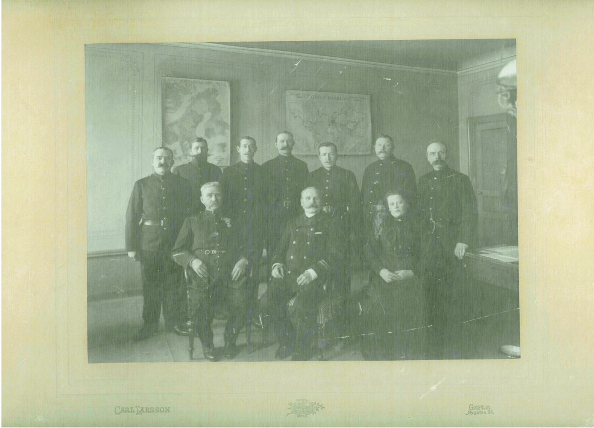 Vaktbetjäning och direktör på Länscellfängelset i Gävle 1906.