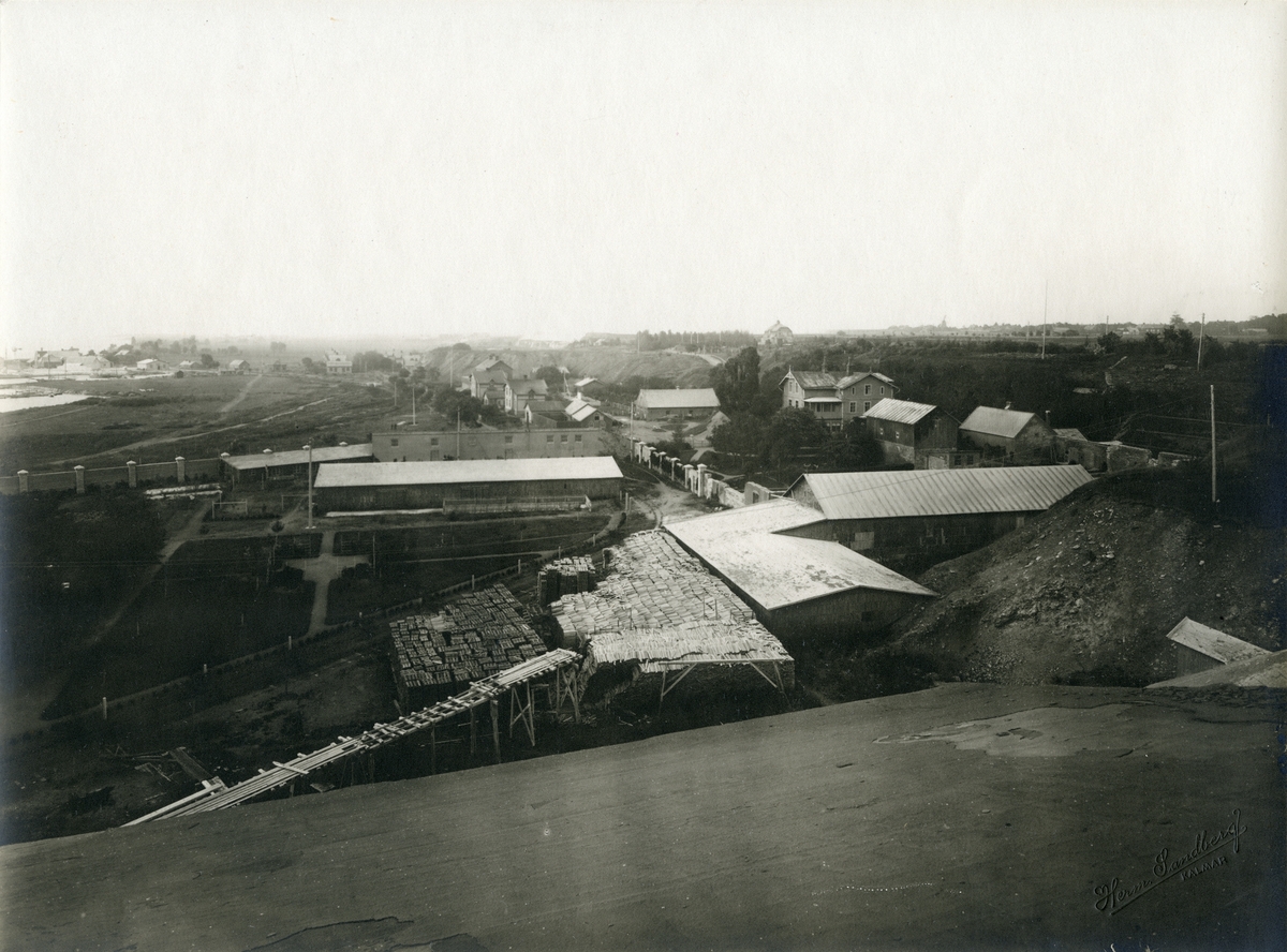 Cementfabriken i Degerhamn, 1919. Brädupplag.