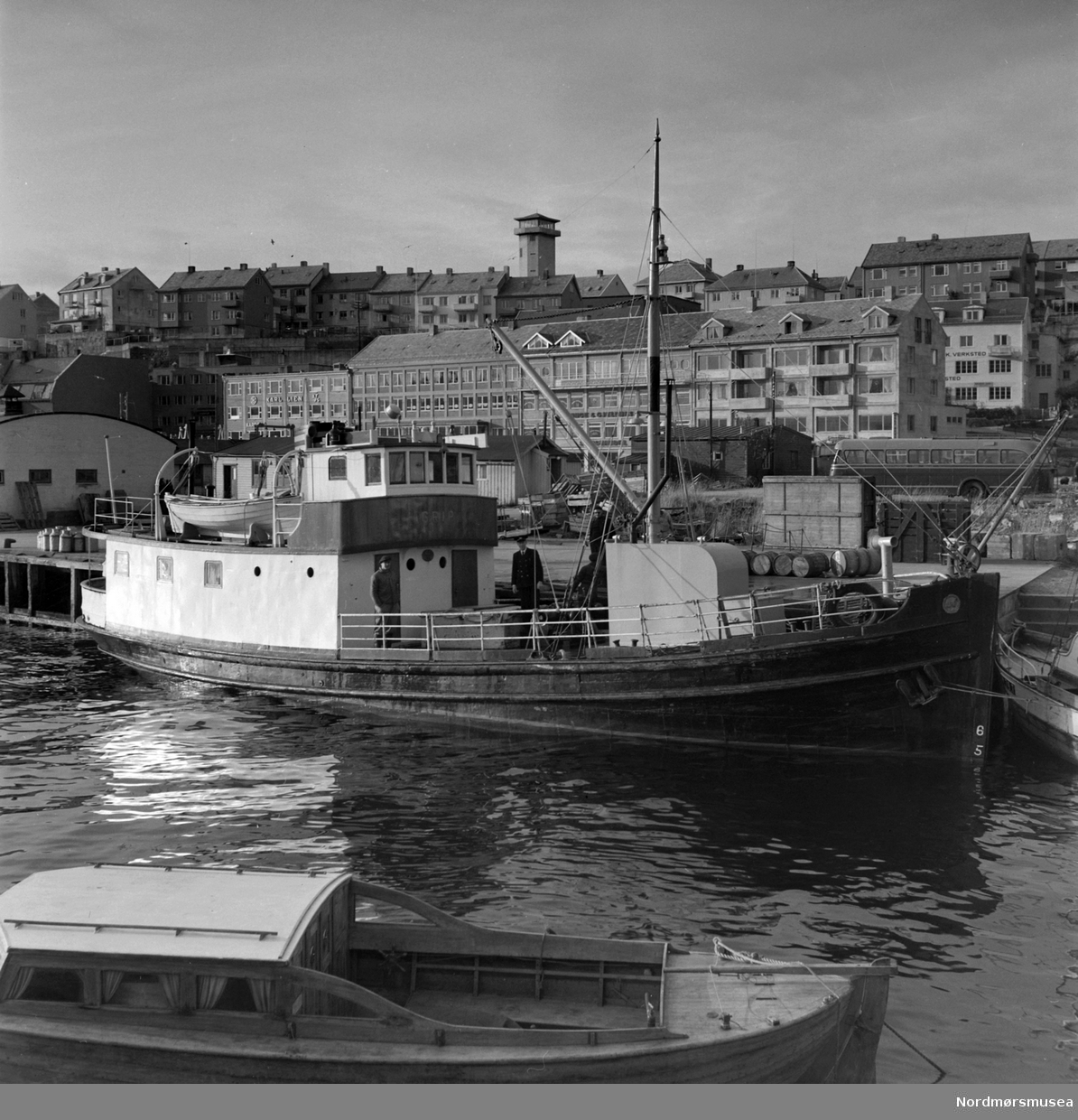 "Tussfjord" ved Vågekaia på Kirklandet i Kristiansund. Fra fotoarkivet etter portrettfotograf Claus Monge. Nordmøre museum overtok samlingen fra sommeren 2011.