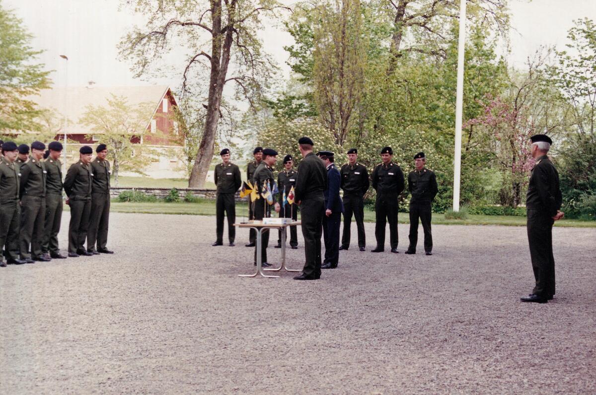 Examensceremoni på Pansartruppskolan 1990-talet. Längst t.h: C PS, Överste Jan Bergström