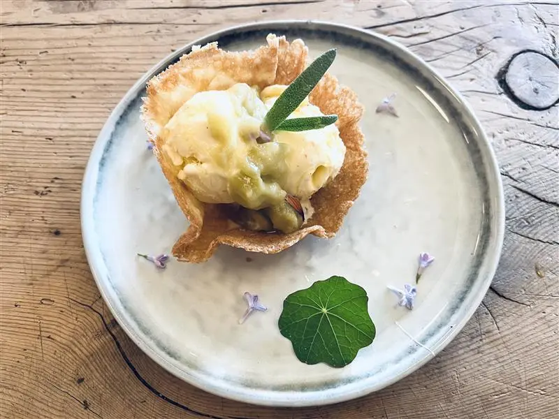 Krumkakedrøm

Hjemmebakt krumkakeskål med vaniljeis eller bringebærsorbet fra Kulinaris, sesongens frukt, bær og blomster.