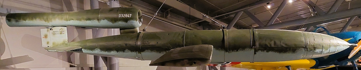 Flygende  gyrostabilisert bombe med en puls-jetmotor. Skutt ut fra utskytningsrampe/skinnne mot England under VKII. Begrenset bruk /testet fra bombefly Heinkel He111