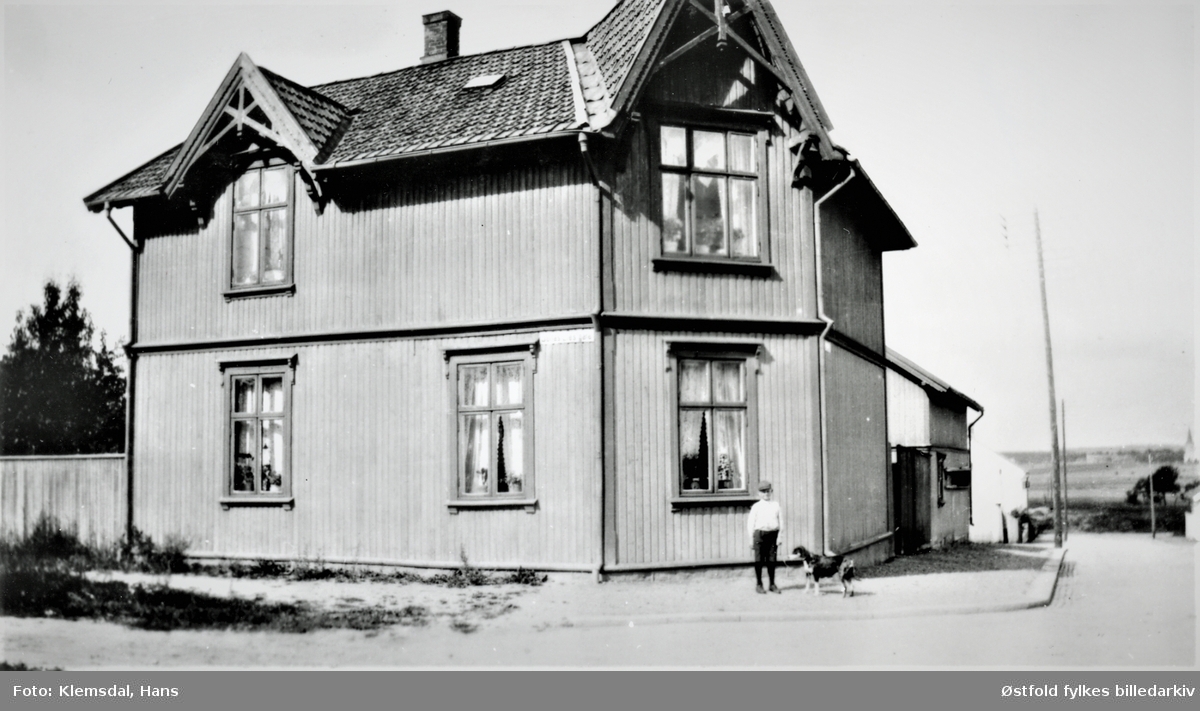 Huset er bygd i 1908, eierne flyttet inn i 1909. Eierne var Hans og Nanna Klemsdal, foreldre til eier av bildet. Foran huset sønnen av eierne Johannes Klemsdal.