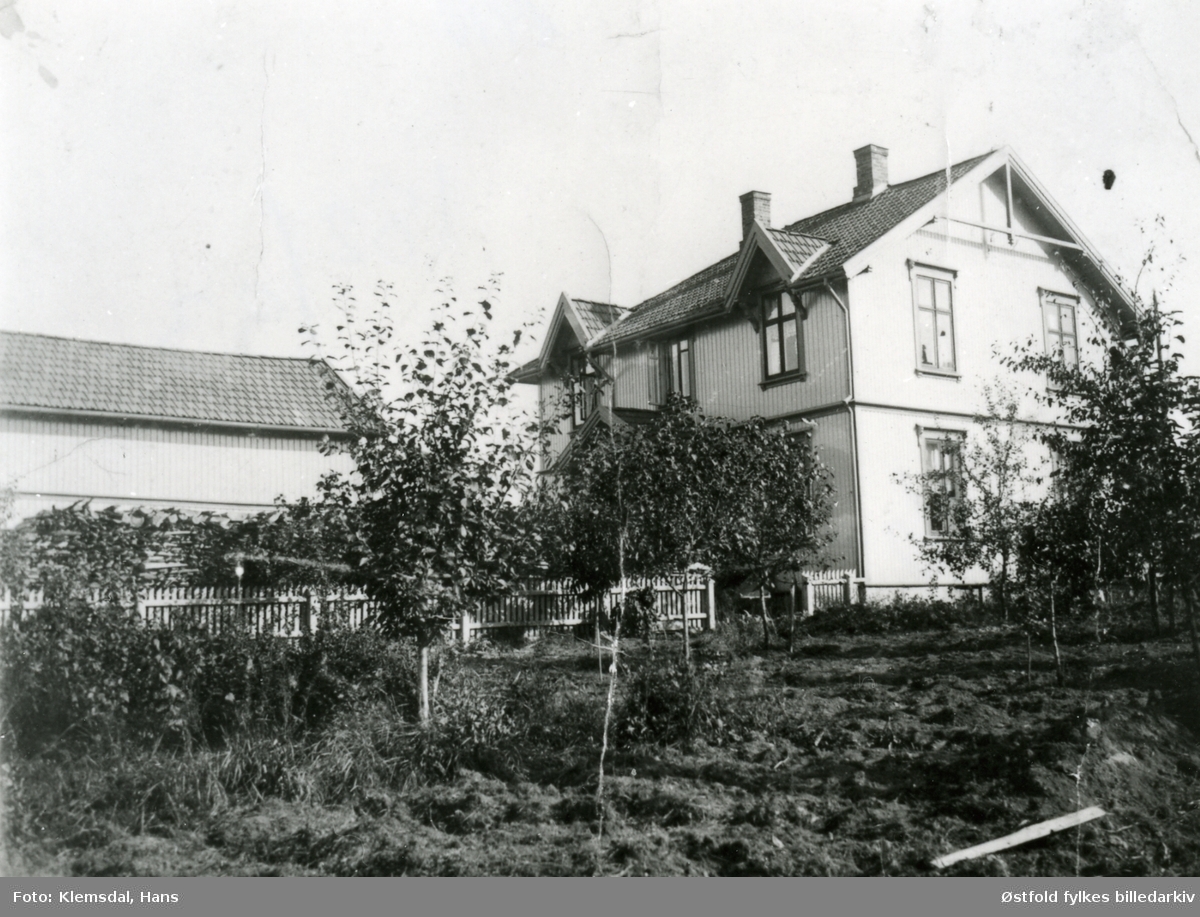 Huset er bygd i 1908, eierne flyttet inn i 1909. Eierne var Hans og Nanna Klemsdal, foreldre til eier av bildet.