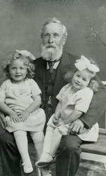 Ludvig Olaf Algrim med to barnebarn i fanget. Til venstre Lu