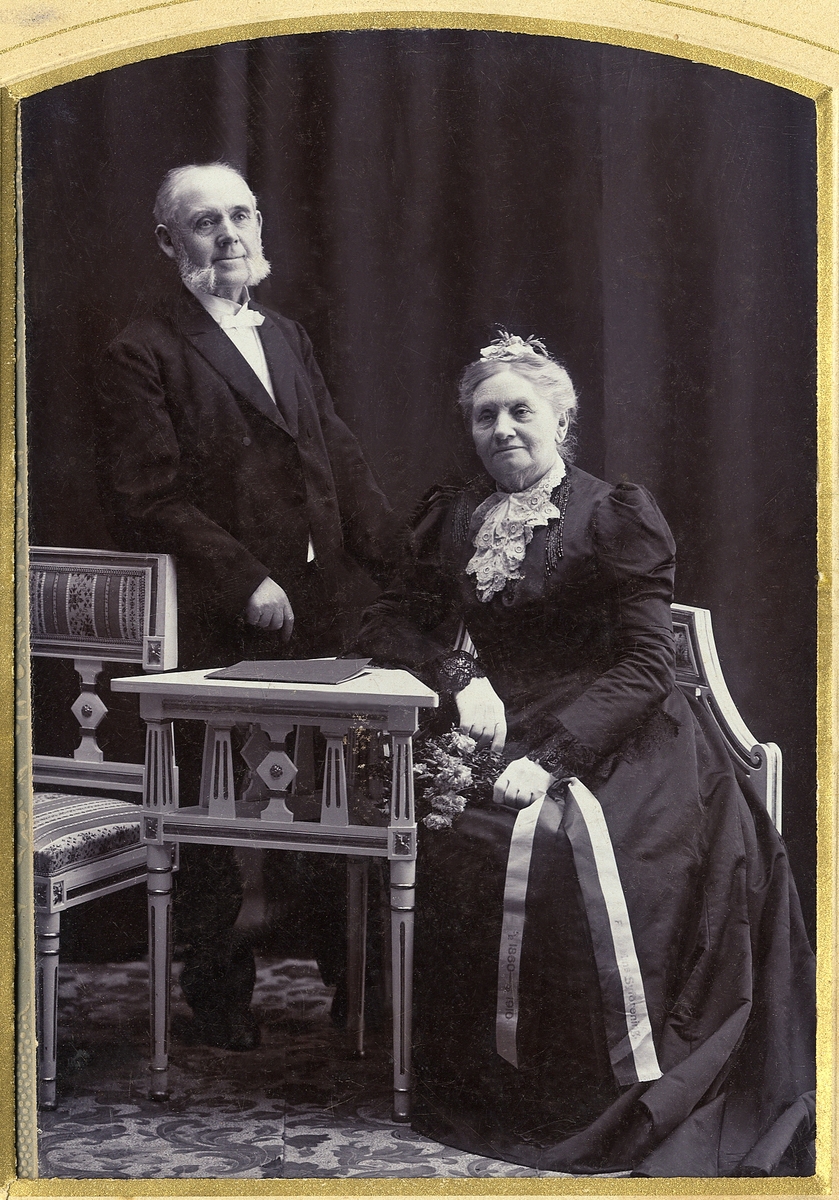 Fotograferna Olof och Hanna Forthmeiier, Växjö, på sin guldbrölllopsdag 1910.
Helfigur. Ateljéfoto.