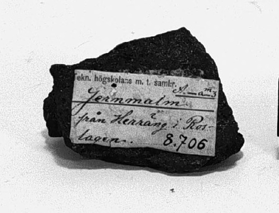 A-a m-3. Etikett:"Jernmalm från Herräng i Roslagen".