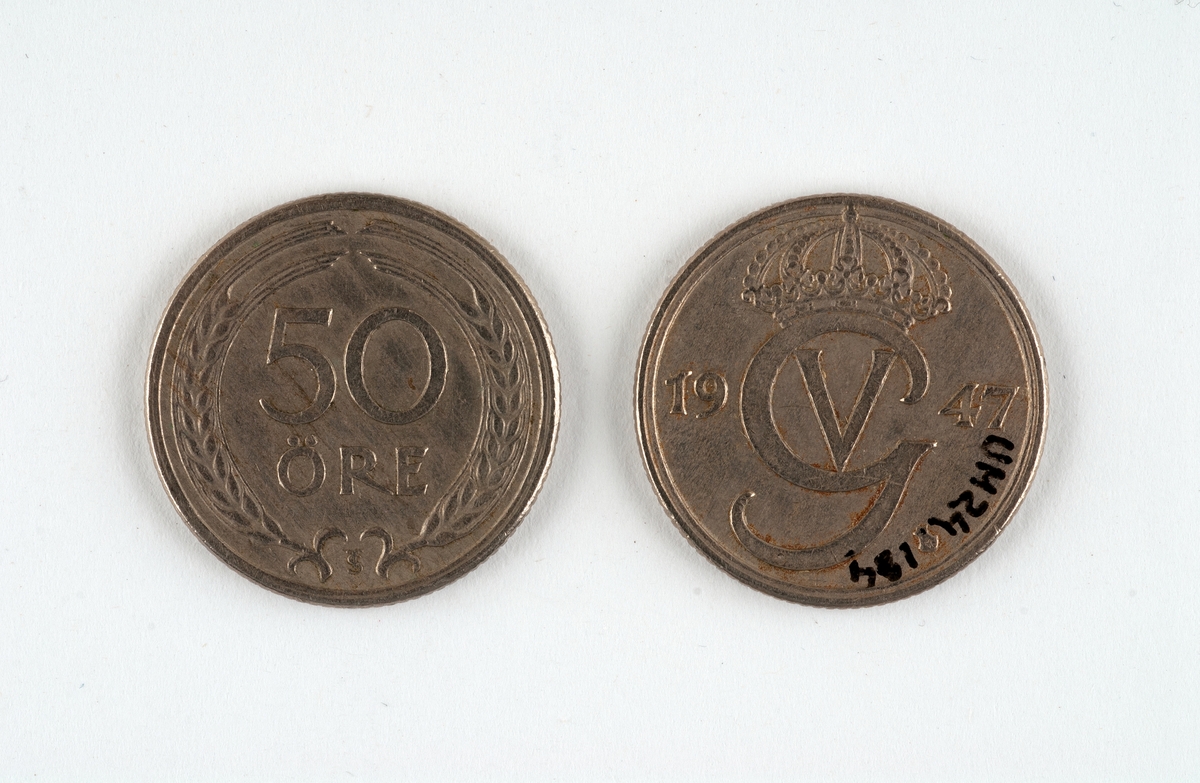 Två st 50-öringar av silver. Åtsidan: 50 öre. Frånsidan: Gustav V:s krönta namnchiffer med årtal.