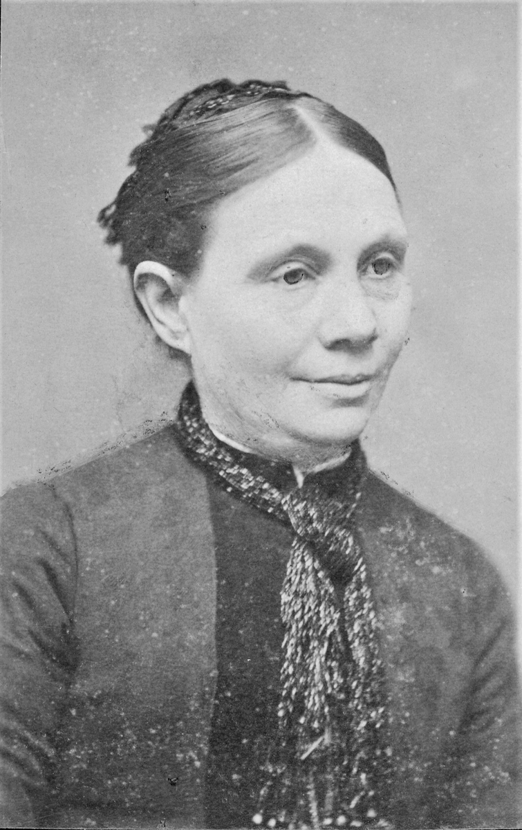 Från August Bondesons vänkrets. Kvinnoporträtt. Bildtext: "Till A. Bondeson från vännen Ave, Helsingborg 30/8 1886."