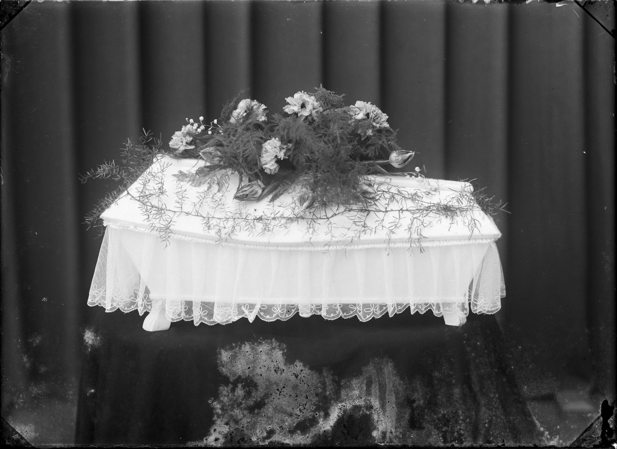 Kista med blommor, Östhammar, Uppland 1931