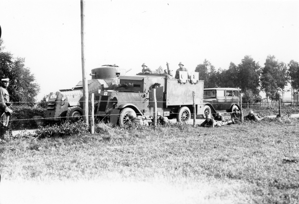 Pansarbil nr 3, fm/26, och en pansarbil m/31 från K 3 under övning.