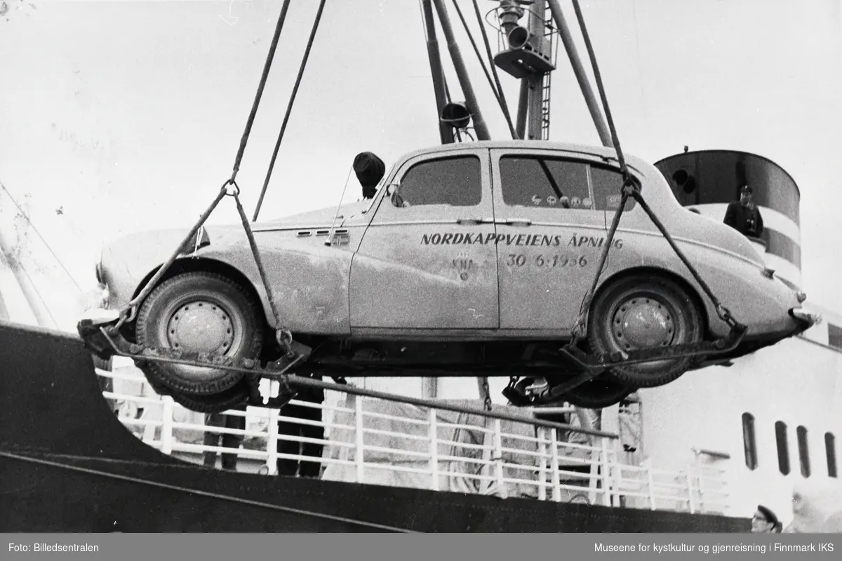 Nordkappfestivalen 1956. En Sunbeam Talbot med sjåførene Gunnar Fadum og Per Malling var den første offisielle bil til Nordkapp etter veiåpningen.