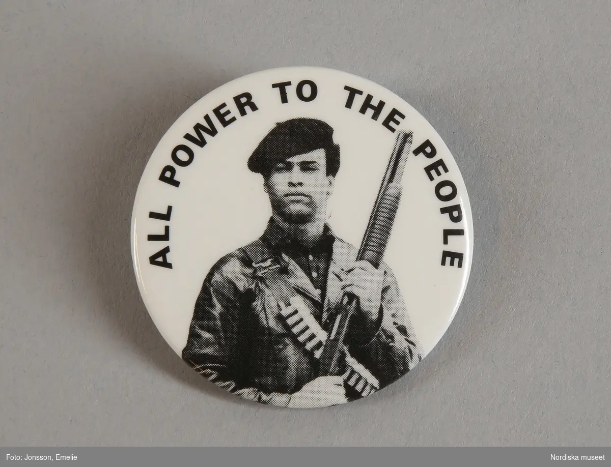 Huvudliggaren:
"Kampanjmärke, vitmetall överdraget med vit hårdplast; bild av en soldat; text 'All power to the people'; nål och krylle."

Svarta Pantrarnas märke, personen är en av ledarna Huey P.Newton, deras fängslade försvarsminister. Inhandlat av giv. vid teach-in om Kuba 11/1 1970.
Svarta Pantrarna ( Black Panter Party) var en amerikansk socialistisk organisation, grundad 1966, som kämpade för afroamerikanernas rättigheter. Partiet upplöstes 1973.
/Berit Eldvik 2009-12-18