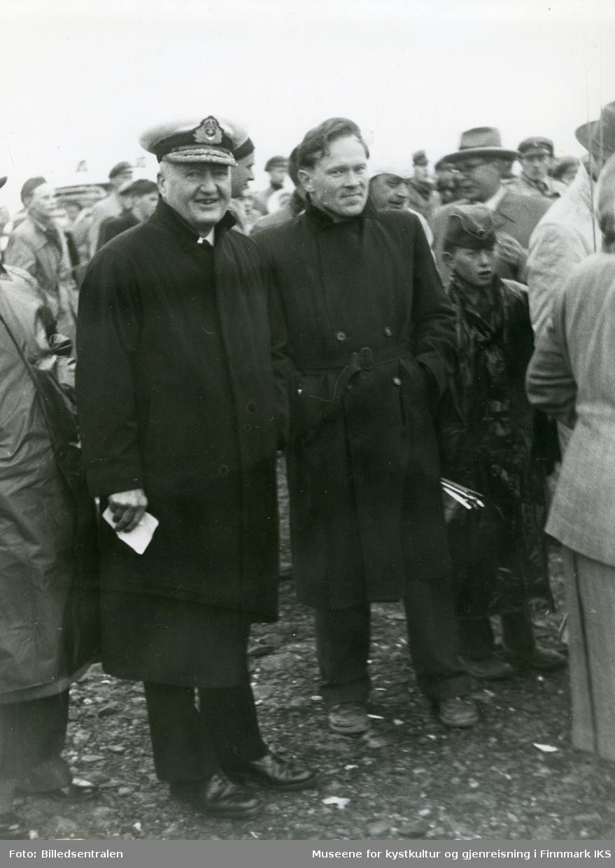 Nordkappfestivalen 1956. Lord Fraser of North Cape (t.v.) og Thormod Olsen blant tilskuerne ved den offisielle åpningen av Nordkappveien på Nordkapp. 30.06.1956.
