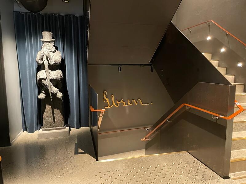 Trappegangen på museet, med en statue av Ibsen.  