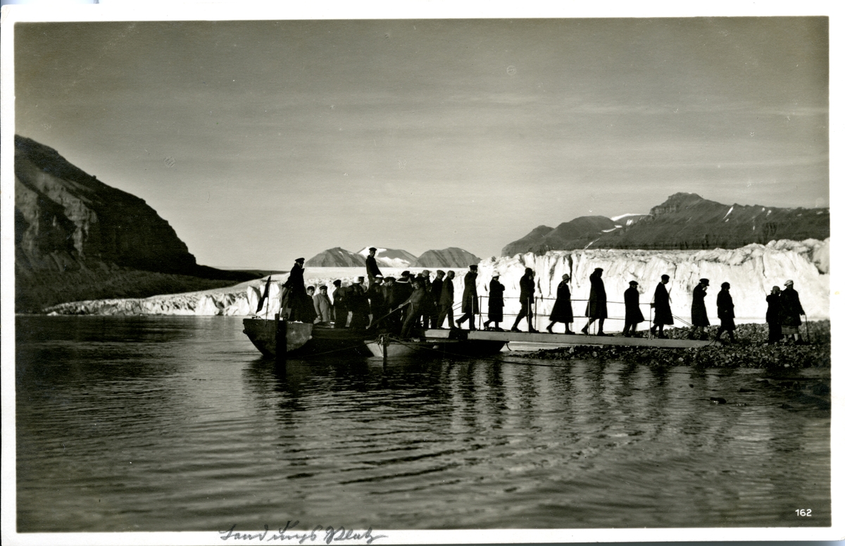 Ilandsetting av folk fra liten båt ved breen i Tempelbukt Tempelfjorden