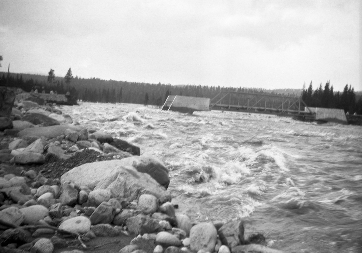 Steinfylling ovenfor veibroen i elva Søre (Søndre) Osa, Åmot, Hedmark våren 1920.