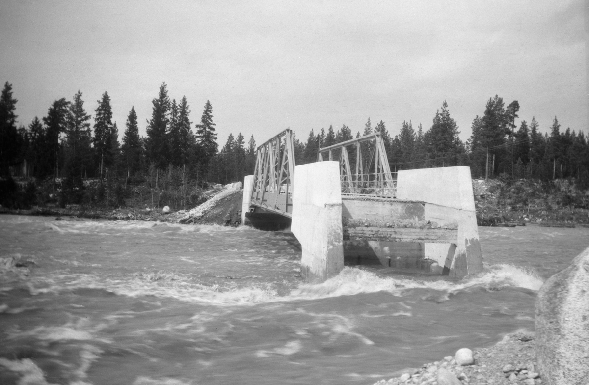 Steinfylling, veibroen i elva Søre (Søndre) Osa, Åmot, Hedmark våren 1920.