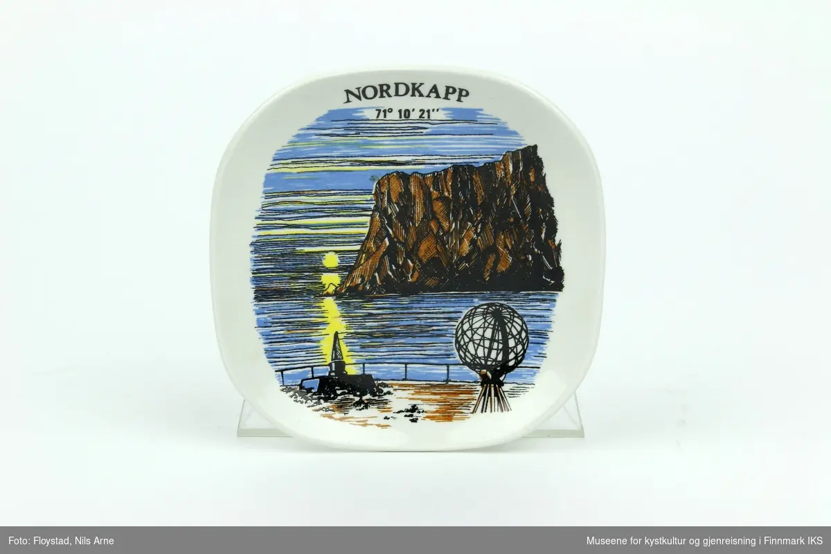 En liten kvadratisk souvenirplatte med avrundede kanter. Laget av keramikk med hvit glasur og trykt dekor. 

Dekoren består av et trykt motiv av Nordkapplatpået med midnattsolen og solskinsskinnende himmel og hav i bakgrunnen. I forgrunnen er det motiv av Nordkapp-globusen og "Oscarstøtten". Øverst på motivet er "NORDKAPP" trykt i sort og rett under er "71°10'21" trykt i sort. 

På baksiden er det trykt stempel av logoen til Erling Krage A/S og varemerke "K-PRODUKTER: Norge".   