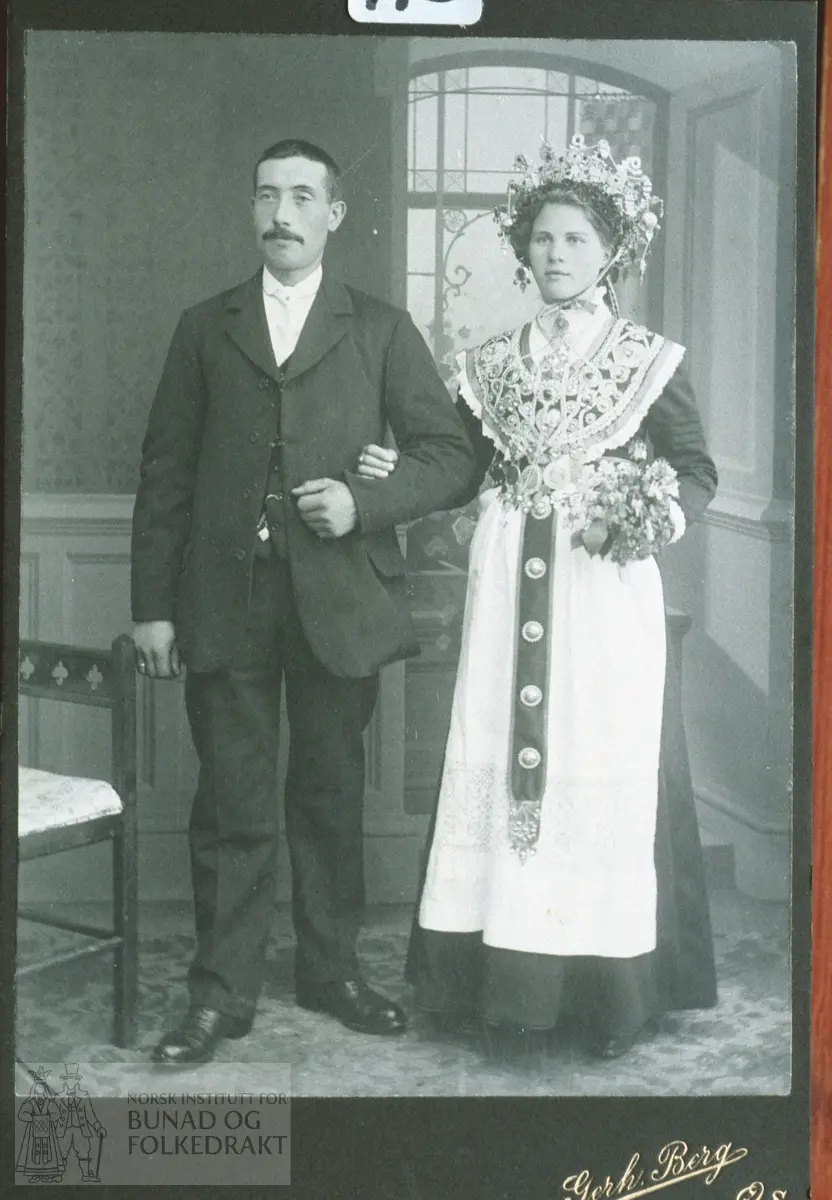 Brudebilde av Nils O. Drange og Anne Drange, f. Kollen, gift 1912 (20 år).