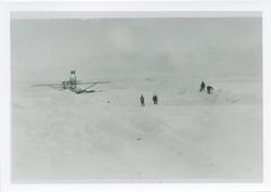 Amundsenekspedisjonen 1925.  Arbeid til å få løs flyet. Bild