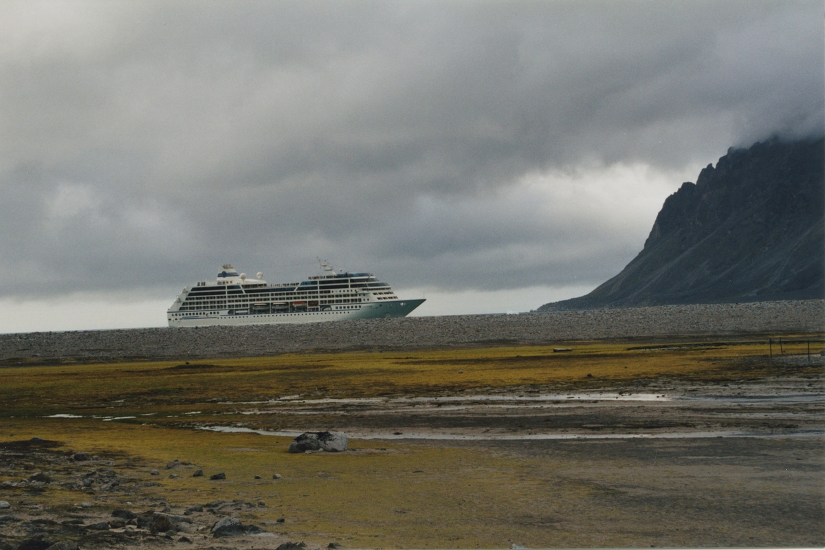 Cruiseskip på fjorden. Ved Gravneset.