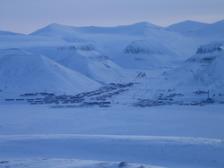 Utsikt mot Longyearbyen  fra Hiortfjell.
