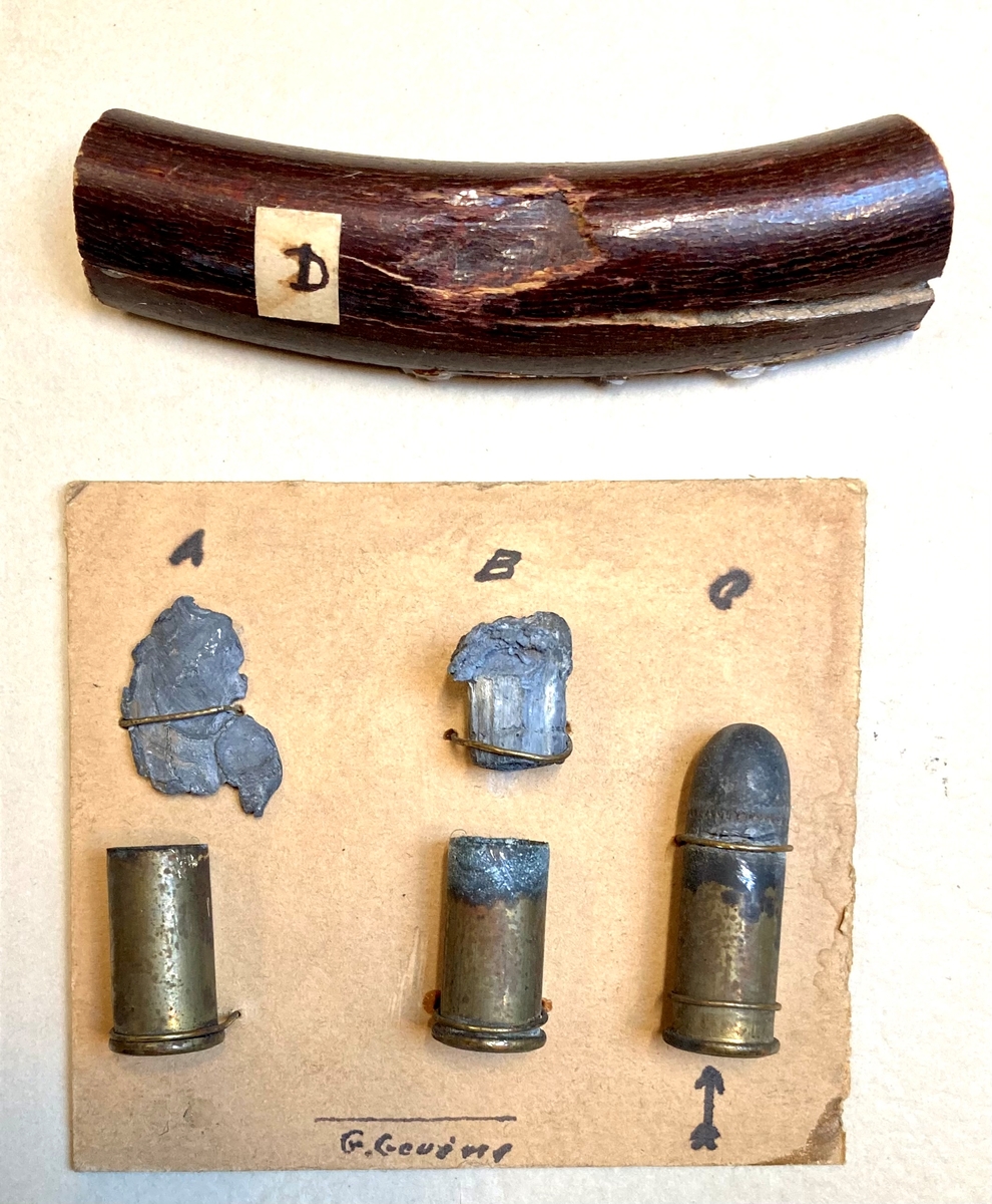 Montasje med fire foto, tekst og bevisgjenstander; revolver, deformerte prosjektiler og trebit. Rammen og revolveren er fjernet.