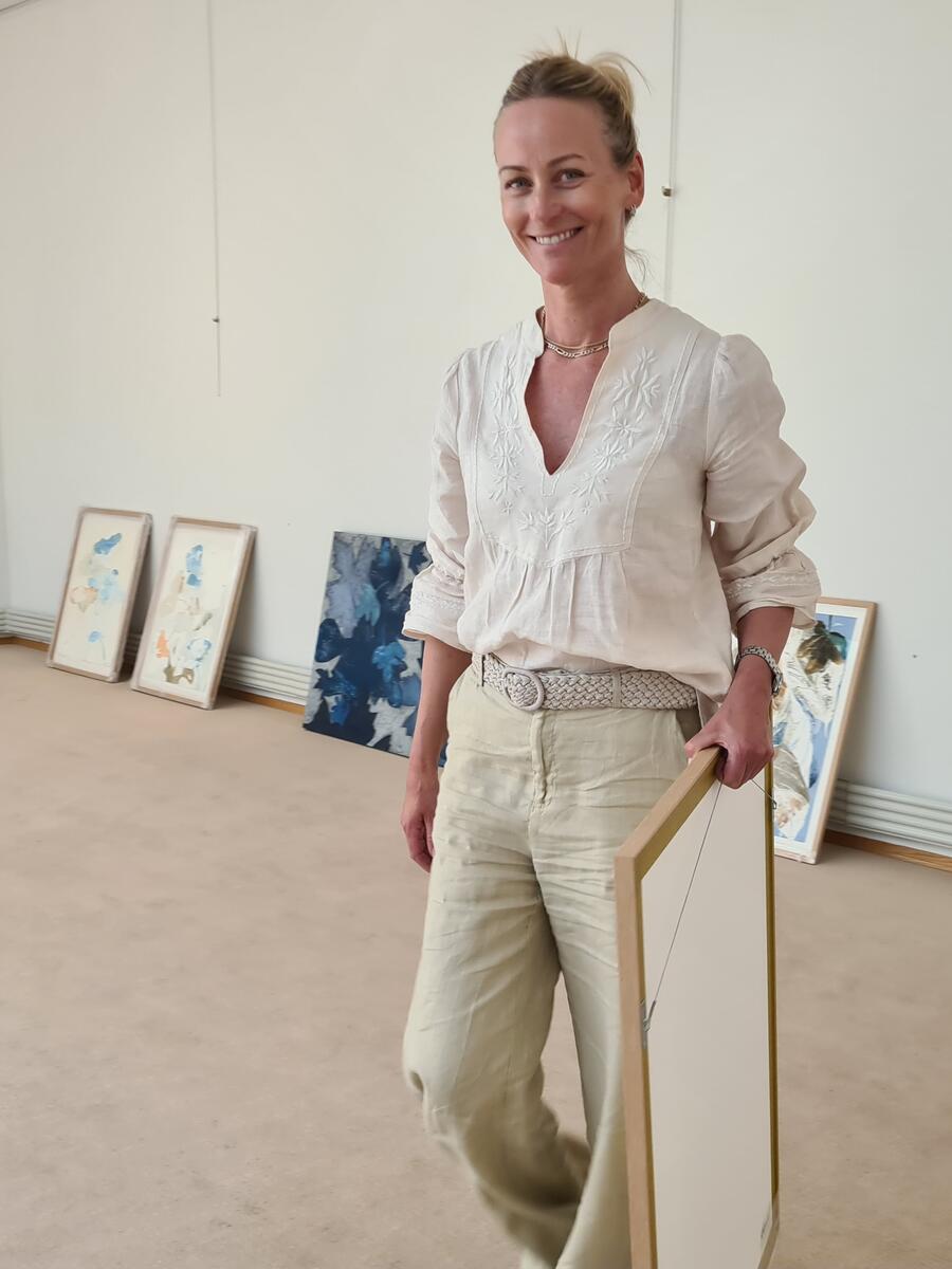 Kunstner Cathrine Knudsen med et av sine kunstverk i Galleriet på Norsk skogmuseum.