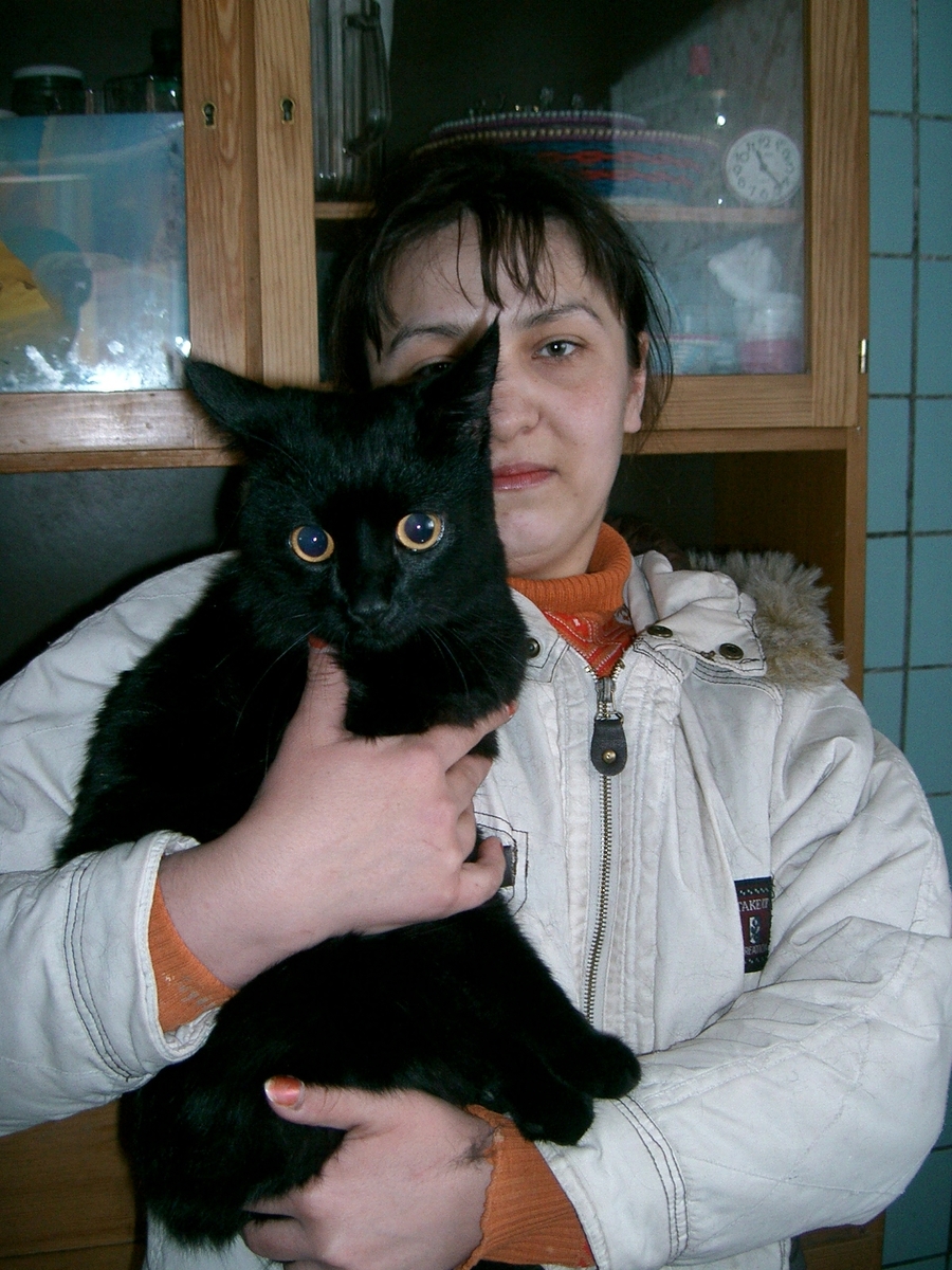 Veterinærtur i Barentsburg. Kvinne med katt.