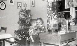 Terje Askvik og Siv Strømmen foran juletreet julen 1957. Fam