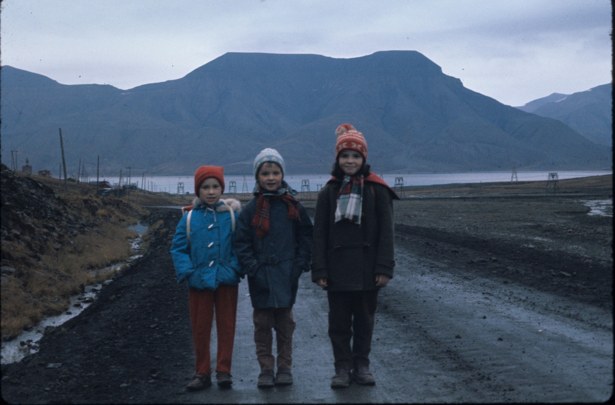 Barn på skolevei fra Skjæringa til Huset høsten 1960. Kari og Randi var 1.klassinger, mens Tone var 3.klassing. Fra venstre: Kari Wendt, Randi Nødtvedt og Tone Nødtvedt