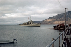 KNM Valkyrien ankommer Gamlekaia i Longyearbyen i 1959