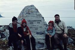 Ved monumentet i Magdalenefjorden sommeren 1960