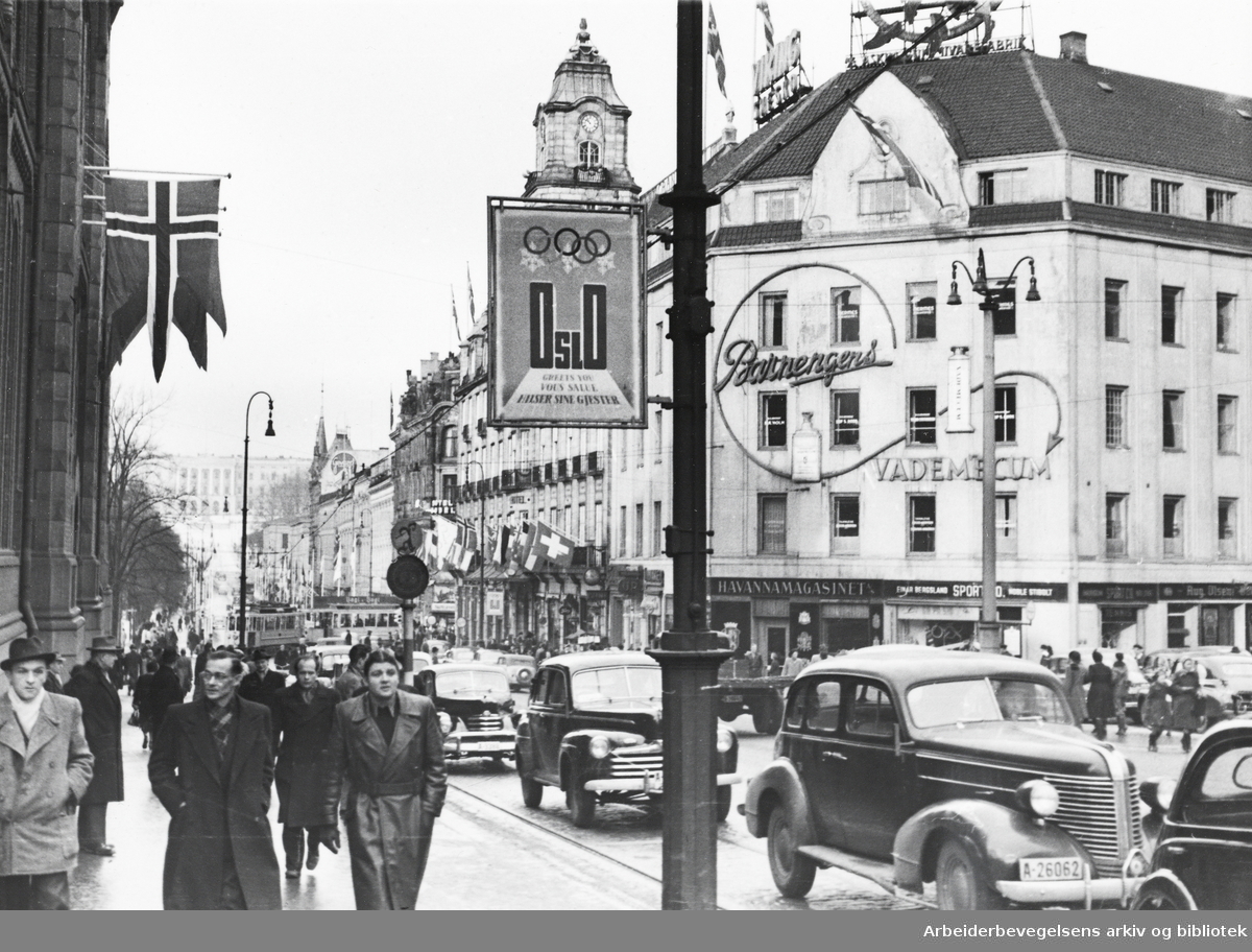 Oslo forbereder seg til vinterlekene. Karl Johans gate. Grand Hotel. Februar 1952..