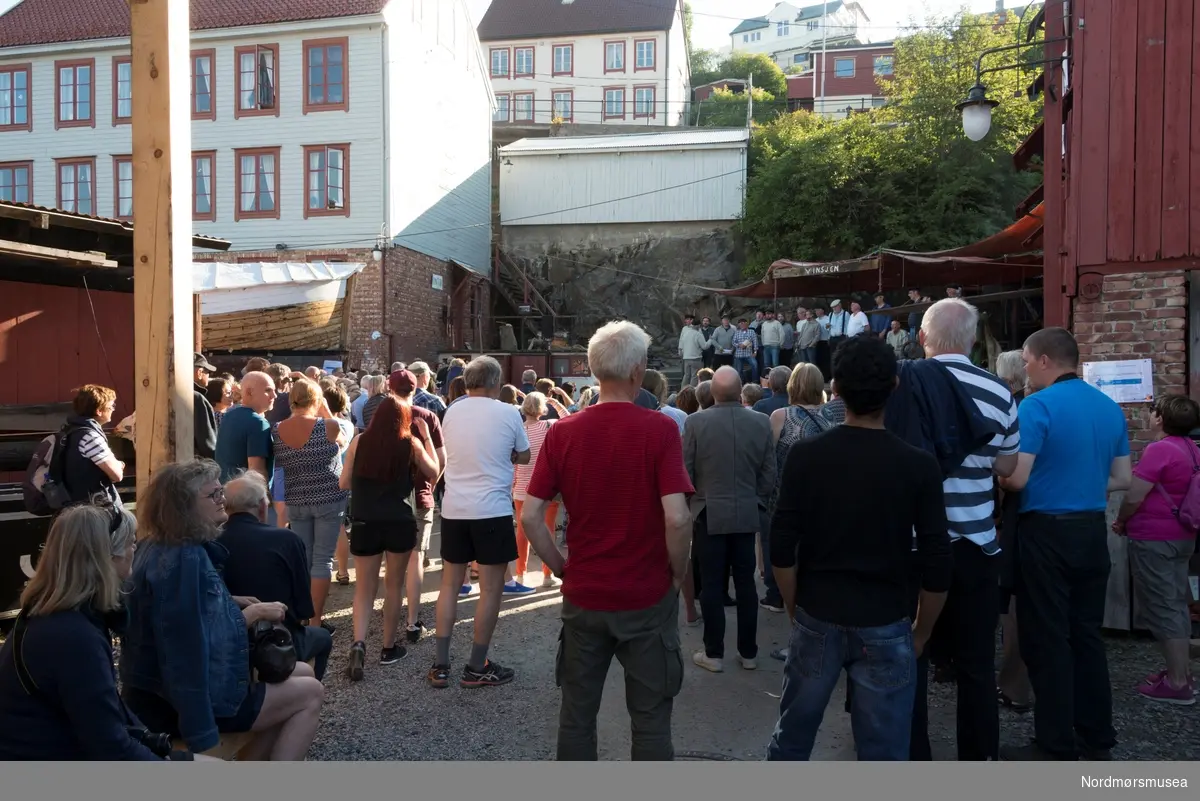 Festivalkoret "Ballaklava" synger shantysanger ved slippen på Mellemværftet i Kristiansund. Fotoserie fra Forbundet KYSTENs landsstevne som ble arrangert i Vågen i Kristiansund fra 20.-23. juli 2017. Det var Mellemværftet Fartøyvernforening som var vertskap for landsstevnet.