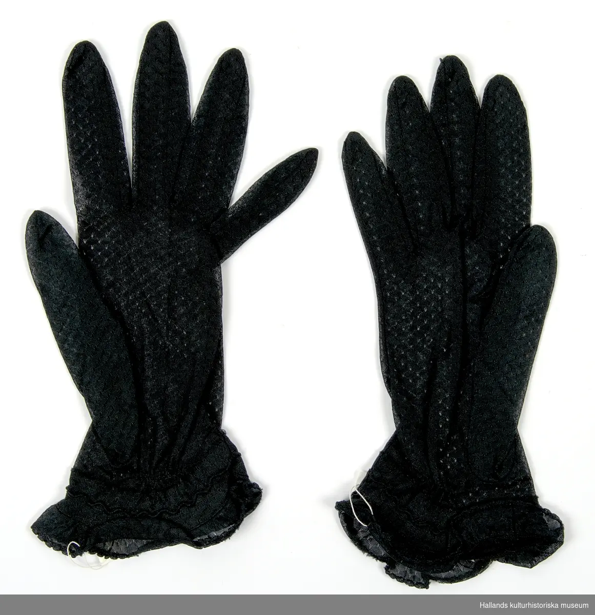 Sorgvantar, ett par, svarta, av mönsterstickad nylon. Fabrikstillverkade. Material: Textil, konstfibrer, polyamid, nylon. 