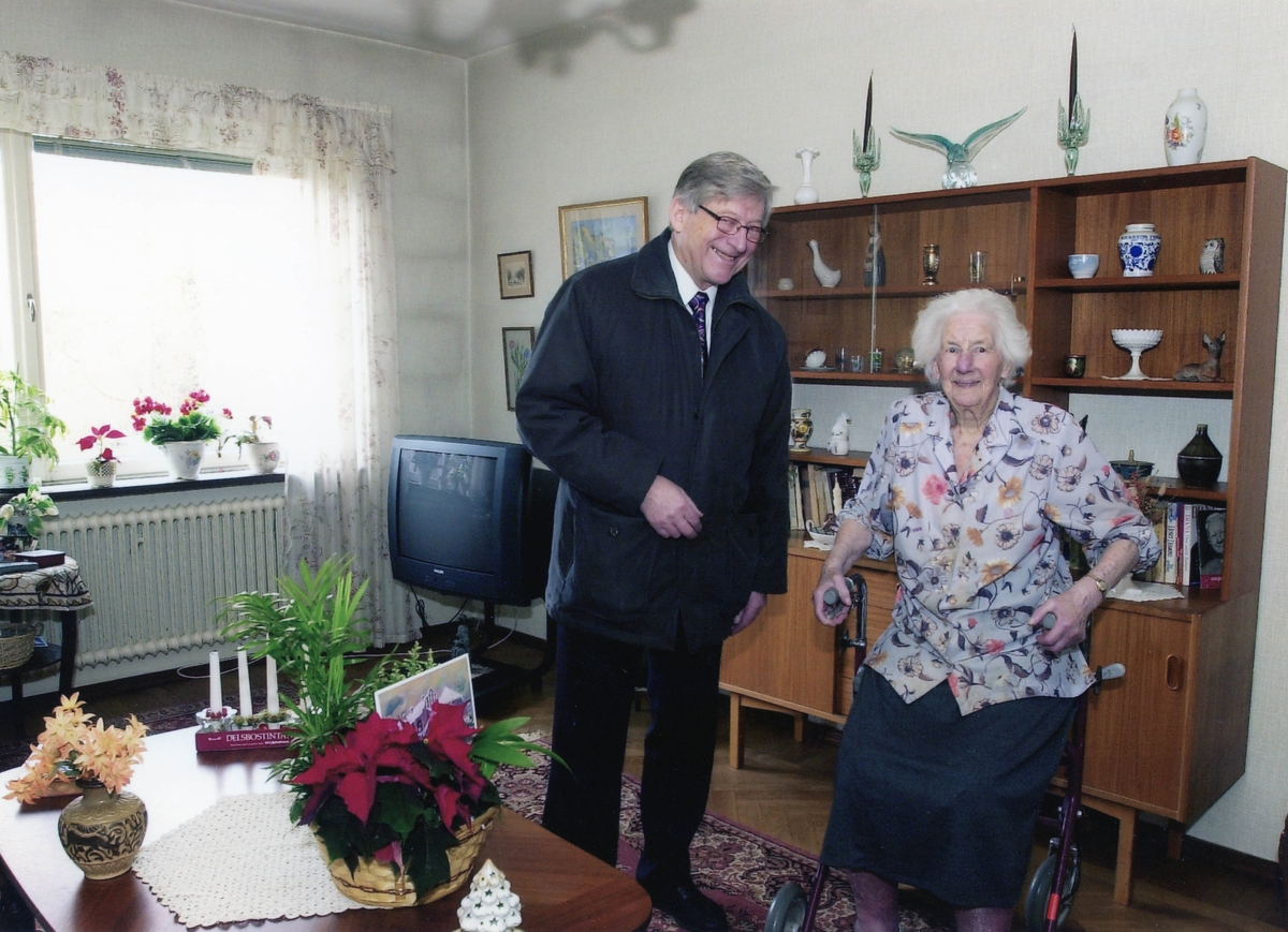 100-åringar år 2001.
Kommunfullmäktiges ordförande Gösta Nilsson besöker en av stadens 100 -åringar 2001.