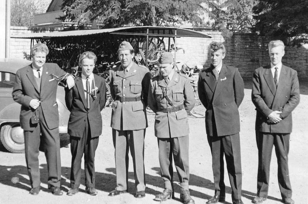 Göta Trängkår. Muckardag på 11. kompaniet. Muckarfirare med överfurir Harry Svensson och fanjunkare Sten Johansson i mitten.