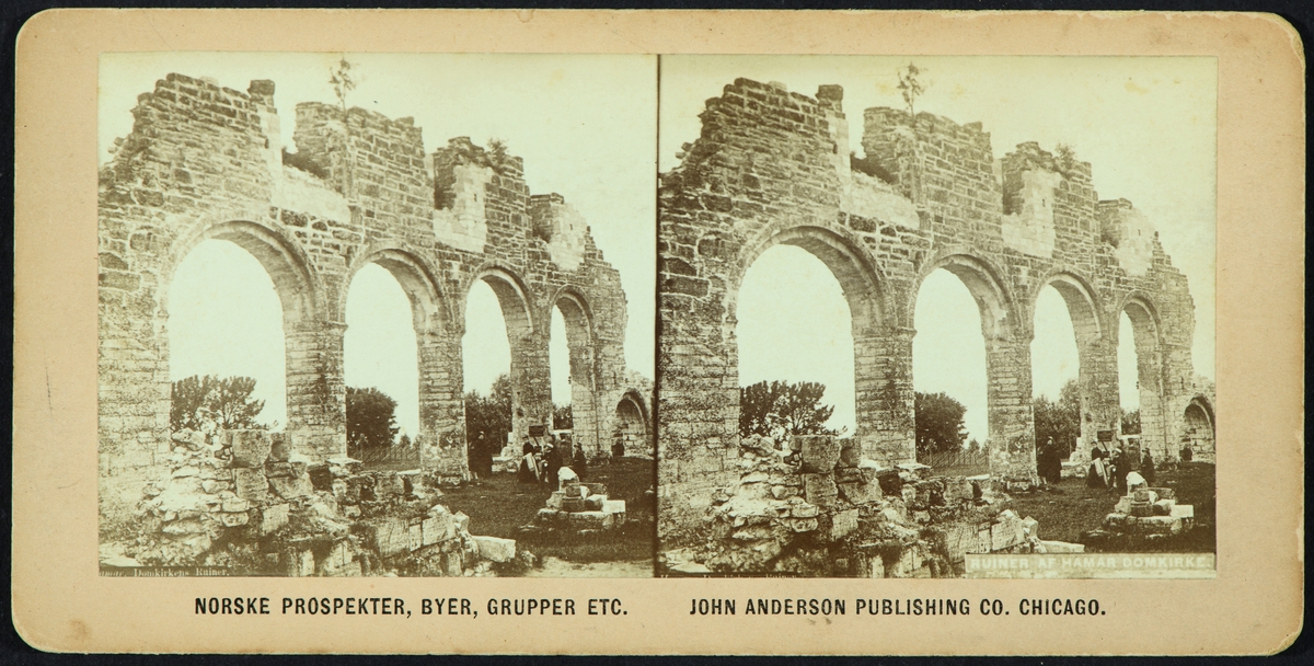 Stereofotografi, Hamar, Domkirkeruinen på Domkirkeodden, gruppe 6 personer, amerikansk forlag har gitt ut Axel Lindahls fotografi fra 1892 som stereofotografi,